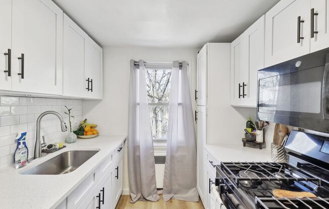 2 beds, 1 bath, 900 sqft, $1,225, Unit 136