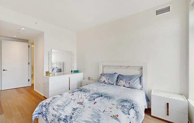 543 W 122 ST