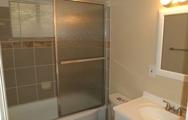 2 bedroom, 1 bathroom home in Wheat Ridge off 34th and Teller!