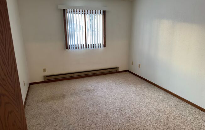 2 beds, 1 bath, 900 sqft, $750, Unit 2