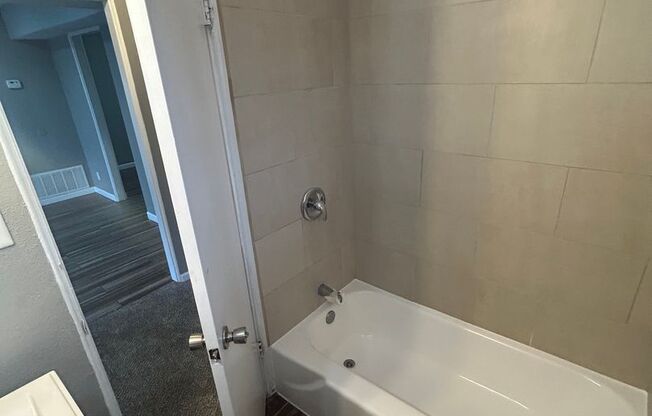 2 beds, 1 bath, 750 sqft, $1,095, Unit B01 1012 07