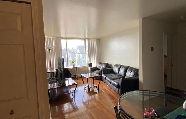 2 beds, 1 bath, 768 sqft, $2,300, Unit 321