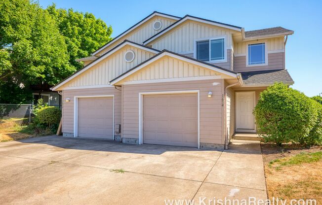 Lovely 3 BD* 2.5 BA Duplex Located In Quiet Neighborhood in Keizer *Large Backyard* &  *Centrally Located*