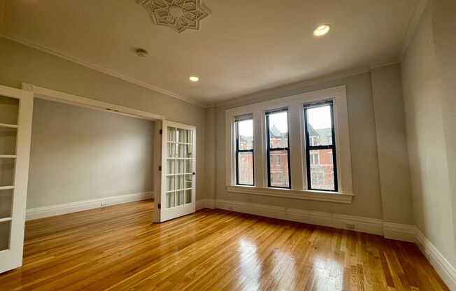 AMAZING NEWBURY ST ONE BEDROOM WITH LAUNDRY IN UNIT!  VACANT AND AVAILABLE NOW!