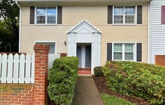 Charming 2BR, 1BA Townhouse-Style Condo in Arlington