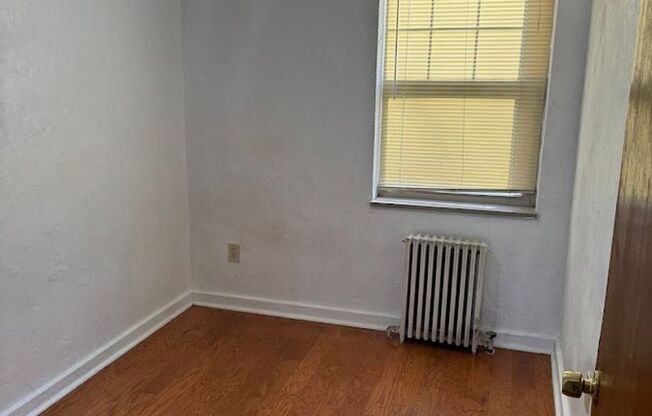 3 beds, 1 bath, $2,010, Unit 116B