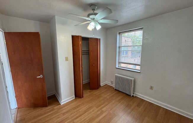 3 beds, 1 bath, 800 sqft, $2,100, Unit 406D