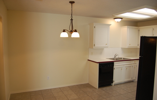 3 beds, 2 baths, 1,100 sqft, $1,075, Unit 233