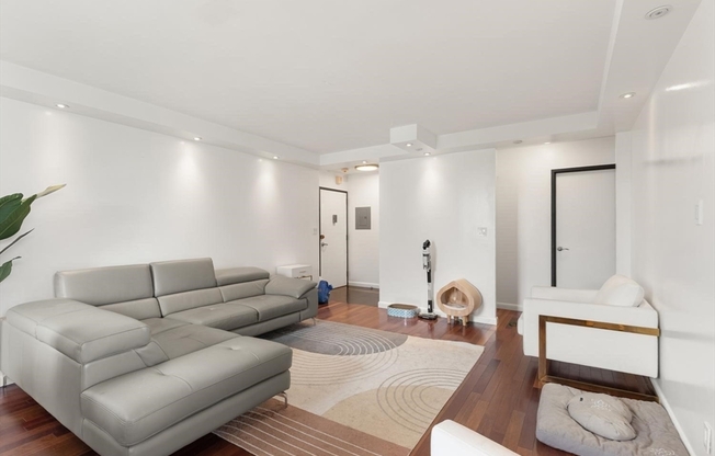 2 beds, 2 baths, 1,300 sqft, $4,500, Unit 924