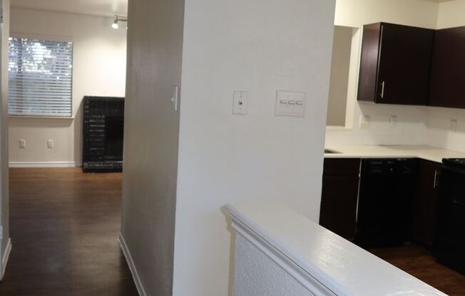 Downtown / Riverside Townhome - 2BD/2.5BA - Upgraded - W/D - Reserved Parking - $1570
