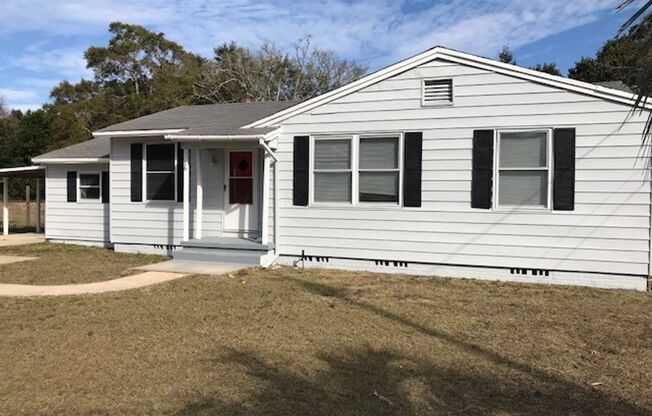 16 Mandalay Dr Pensacola, FL 32507. MOVE IN SPECIAL: HALF OFF first full month of rent!!!