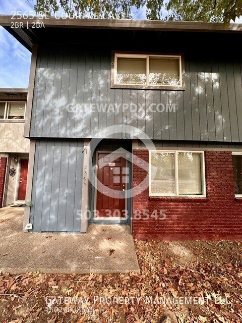 2565 SE COURTNEY AVE
