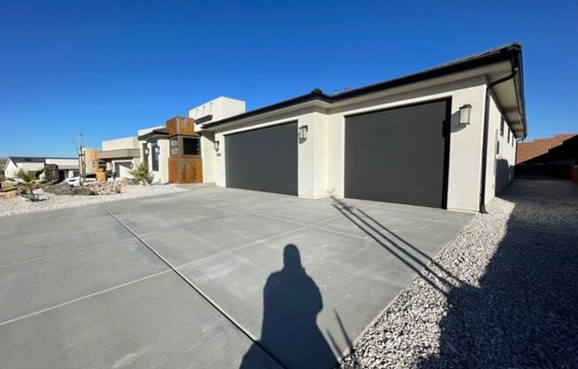 Desert Edge Home!  4 car garage! Price reduced!