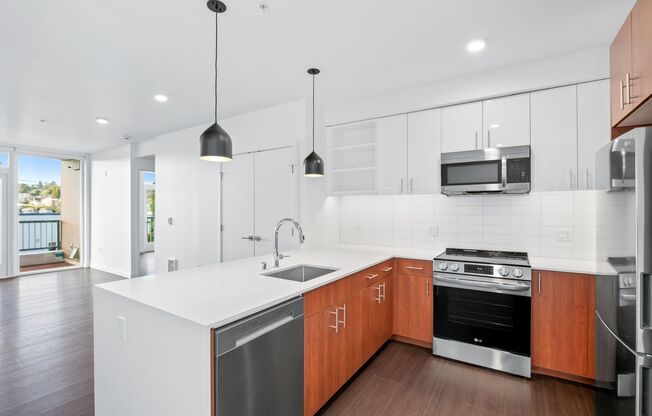 1 bed, 1 bath, 637 sqft, $2,595, Unit 323