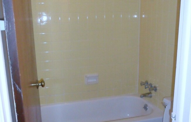 3 beds, 2 baths, 1,265 sqft, $1,242, Unit 08 - 811