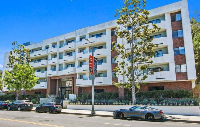 the building in which the apartment is located  at Masselin Park West, California, 90036