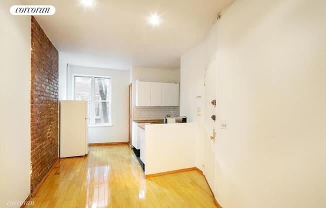 257 W 12 ST