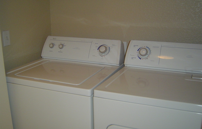 2 beds, 1 bath, $1,750, Unit # 2093