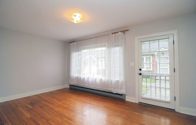 Charming Vintage Irvington Apartment in Brick Courtyard Complex