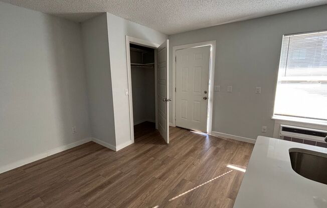 Studio, 1 bath, $785, Unit 942 W Holly Apt 3