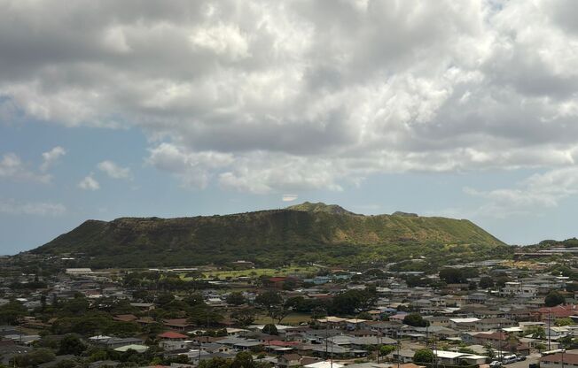 Luxury Kahala Condominium - 2bd/2ba/1pkg