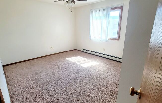 3 beds, 1 bath, 1,220 sqft, $1,299, Unit 816