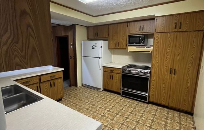 4 beds, 2 baths, 1,700 sqft, $1,600, Unit Unit 1