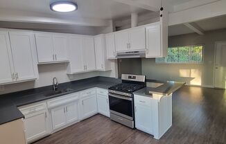 2 beds, 1 bath, $2,095, Unit K