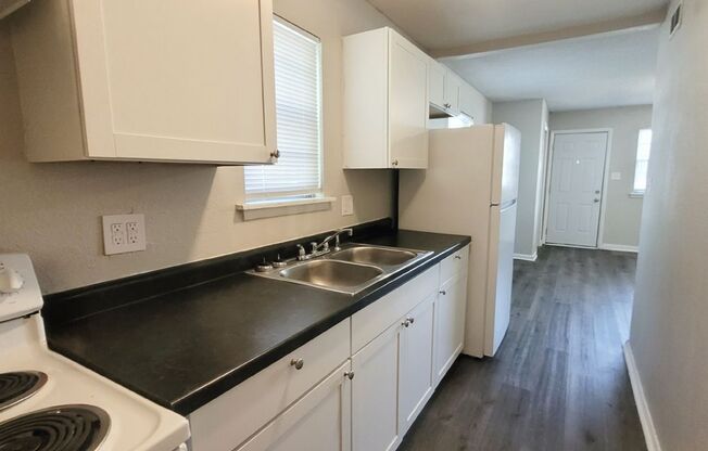 3 beds, 1 bath, 775 sqft, $894, Unit 415-17 Winfield-415 Winfield