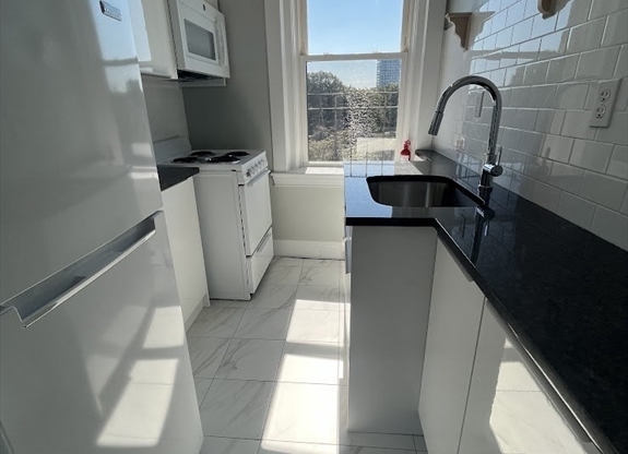 Studio, 1 bath, $2,795, Unit 20