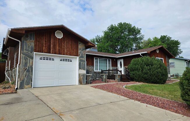 3 BED (2 BONUS ROOMS) | 2 BATH | SINGLE GARAGE | DOG NEGOTIABLE