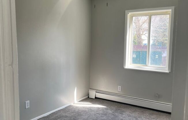 2 beds, 1 bath, $990, Unit 202