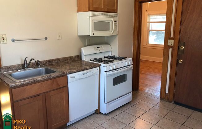 2 beds, 1 bath, 1,104 sqft, $1,250