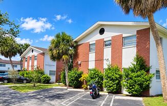 GROUND-FLOOR 1-BEDROOM CONDO IN CONVENIENT ST. PETERSBURG LOCATION