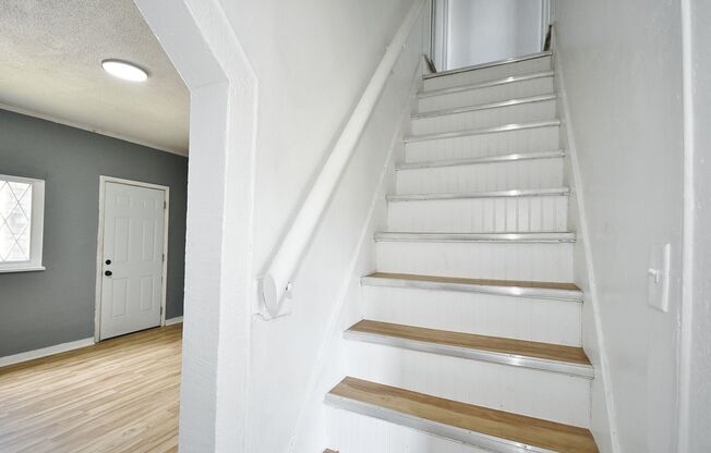 2 beds, 1 bath, $1,000, Unit 1912 Pallas Street Rear