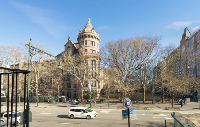 2 beds, $4,995, Unit 5E