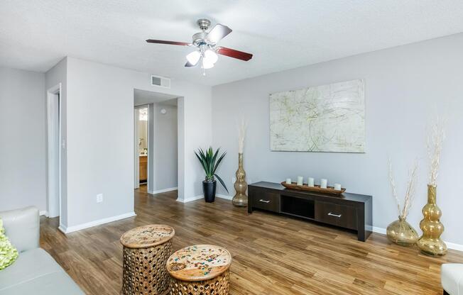 2 beds, 2 baths, 978 sqft, $1,375