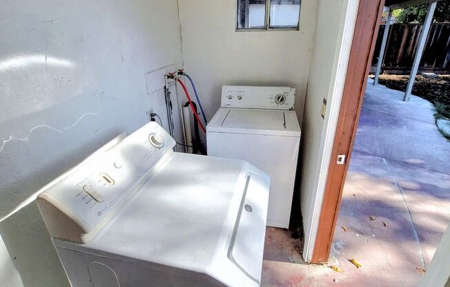 Refurbished 2bd House With Office & Exterior Laundry Room