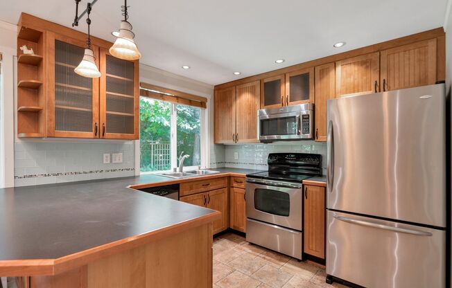 Great Redmond House Available NOW!