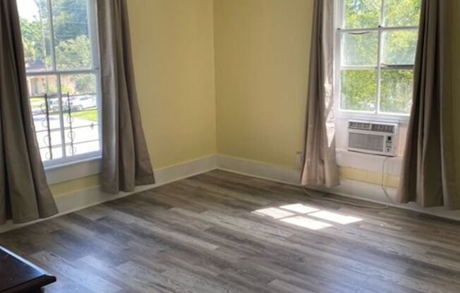 3 beds, 1 bath, $1,900, Unit Unit B