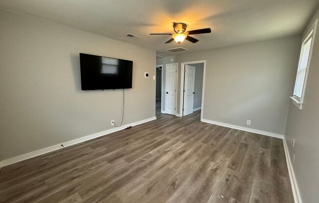 2 beds, 1 bath, 700 sqft, $1,495