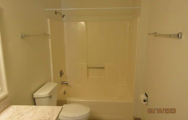 2 beds, 1 bath, $1,075, Unit 15621 - 03