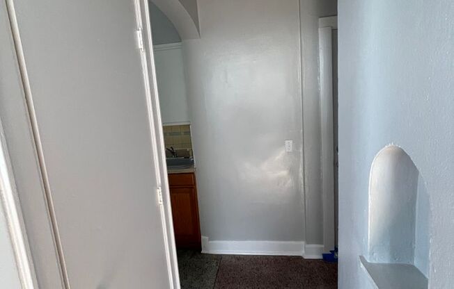 Studio, 1 bath, $550, Unit Apart #32