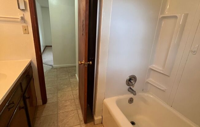 2 beds, 1 bath, 903 sqft, $1,140, Unit H-6