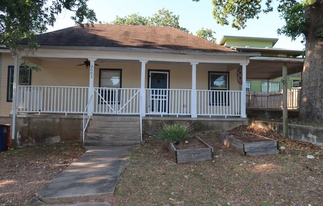 Plantation 3/2 in Trendy East Downtown Neighborhood  Fenced Yard  Huge Patio $2100
