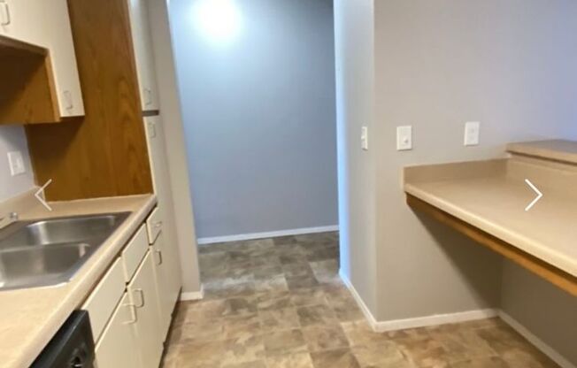 1 bed, 1 bath, 605 sqft, $1,095, Unit 52