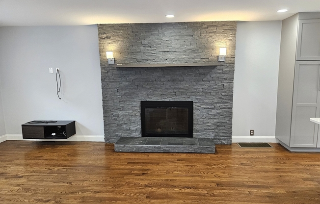 711 E 7 ST