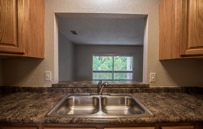 2 beds, 1 bath, $1,350, Unit 76