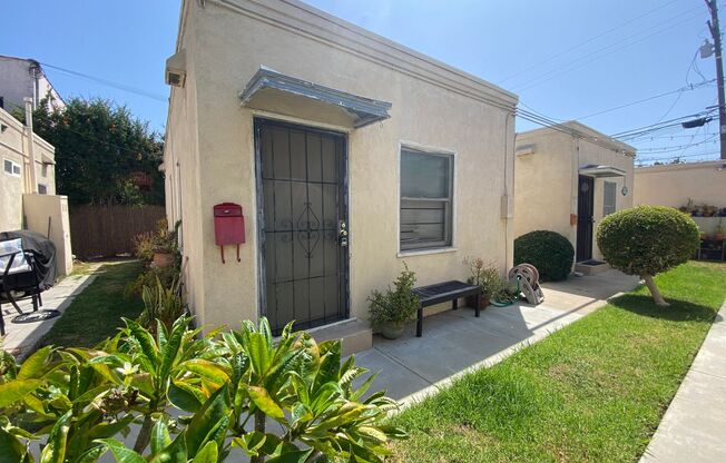 Charming Long Beach Studio For Rent w/ 1 Car Garage!