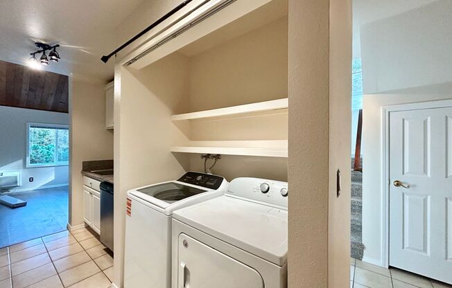 Cozy 2 Bedroom, 2 Bathroom Duplex Surrounded by Trees in Lake Oswego
